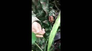 Militar novinho tocando uma no mato